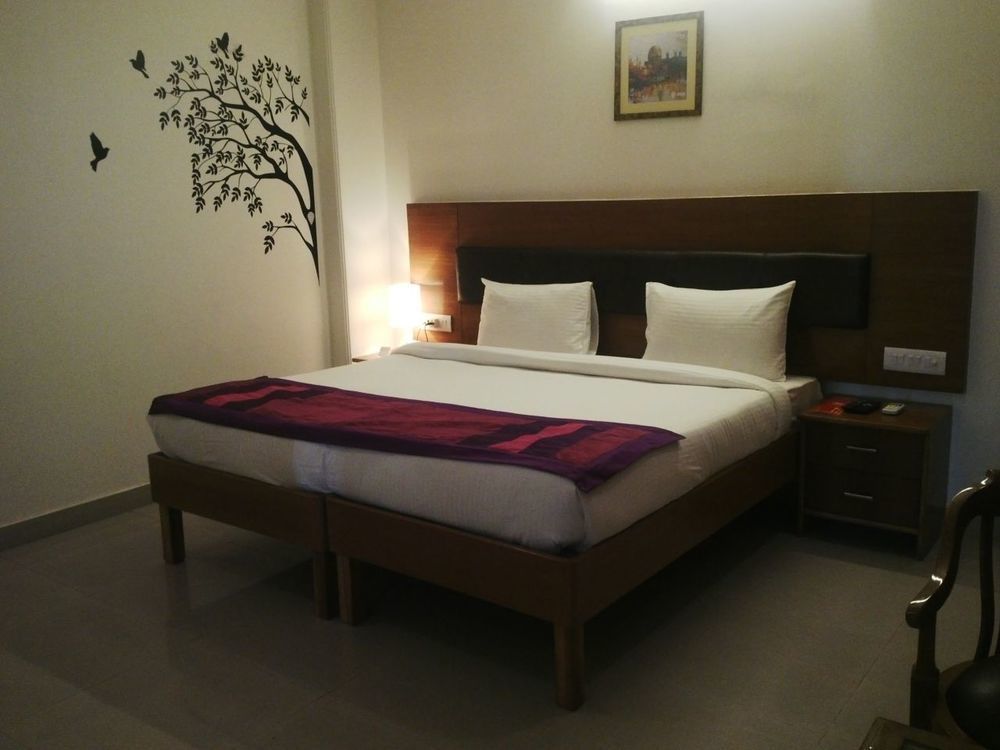 Red Carpet Hotels Noida Exterior photo